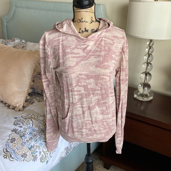 Monrow Tops - Monrow Pink Camo sweatshirt